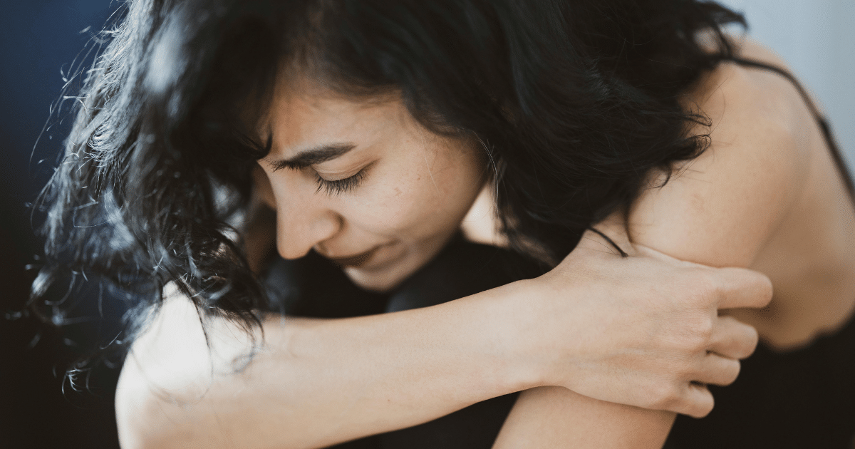 AD_4nXceLBSBvZ65W4hWXi1GH5XZjX0o3sNY_ICwYEV2vdccjeywP2Tm949_oDKOp1Bj5N-FbFQCVprI1JH9-4CqmcsMvaRBl5sB2s7EmqOkX9_LRB8R1-WmXlg8Ov57_z9Xu6k4GIyZ4Q - California Mental Health Woman showing signs of grandiose narcissism, head in arms, portraying emotional distress and hidden narcissistic traits.