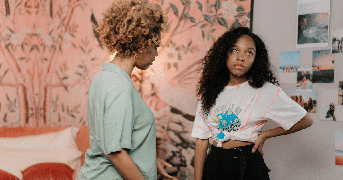 AD_4nXd-Mw9BukLYizEJq0fDQWS4R9wd4DvJz-4hp54Nosq5gNtWQZY37b_7sToVfrW-_rMJbk1rDr96ynCalKb3vfl0gggP3XJ22-gM_i00t7CBO39OBkXVGbpwj4hcFgvWFwd_RRbnZw - California Mental Health Mother and daughter with potential mommy issues, discussing emotional and psychological effects in a bedroom setting.