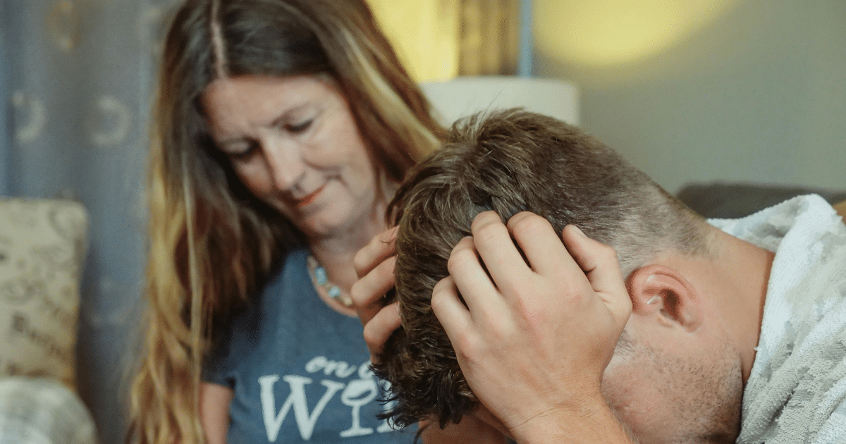 AD_4nXdPjjGzjlt8n5NZ4tmlKYdLOA8rhaoWonsITGGeIty_ozlLSX2llUxDHDTUGEqXghti7loV22HMUZ_EC0-oJCgDPtGlo6BkHgaquGJoJWpD0wnnG_L3XasPoJwixlUignbz5bDfIg - California Mental Health Mom comforts distressed adult son. Image depicts emotional and psychological effects of mommy issues, showing empathy and support.