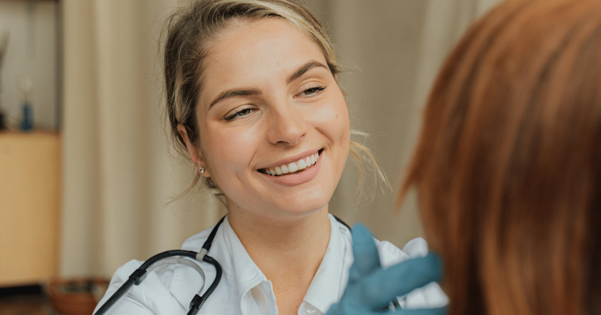 AD_4nXdbIh6X-35sQx41oLWAWjLIV7GDtj6V-B_AN5ts-ud6YVX7Z18DRn_yKI9DbWqKTliCsyltWFQbJvpi0uE_jACUJ620Yy826Chpoo16XuKyblDnESs1YLTn4_I_q7dHcX0NMxJH - California Mental Health Doctor examining patient, illustrating Cannon-Bard theory of emotion processing and feelings in healthcare setting.