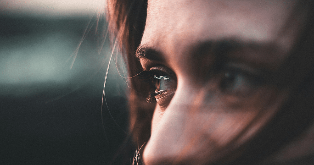 AD_4nXeInai2n06hp-VaHfFuvQaofGsc8q1wORfg6o_US45ZR-3fqaWui56NlzcBvnPsDU5u9wa5CqpD36_iXpk3dVio2YzL0nw8xCIbvXleY7wf-t_F-uHW9sTrWTNvN8ixcpjB3fv4PQ - California Mental Health Close-up of a woman's eye, symbolizing grandiose narcissism traits and behaviors, emotional depth, and introspective gaze.