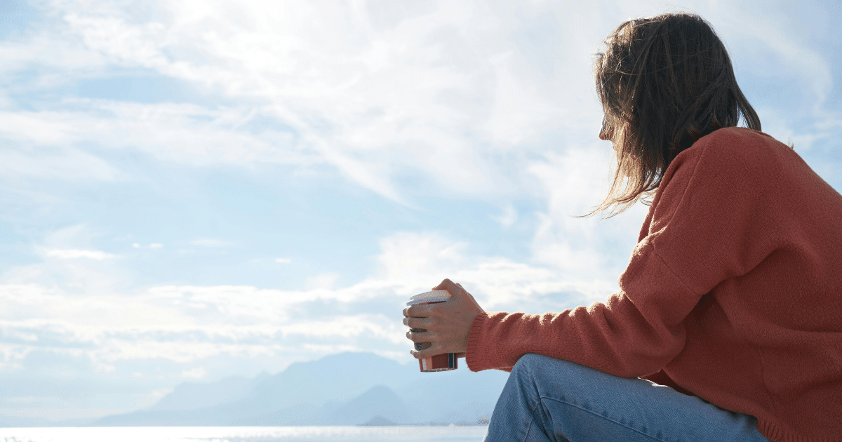 AD_4nXfuTWO6i9wrwe-lUmSL1FNHKyL_uuv_k2qMSsRXSZngF4BqvP_OIRutAO_SObzgYztxq9i8UIj4yO7MOJjQ_ewE0RwkFem55j9fqYUMGrgKGzH6p3zGBj4fOOHiPD_ffyILly6wxg - California Mental Health Overlooking ocean depths: Woman contemplates the sea, possibly experiencing thalassophobia or fear of the ocean.