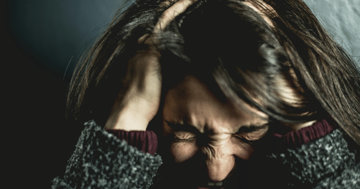 AD_4nXcyct5lLB1QQqhxTrioYJHwUq56tl9TuwnZAdGG9-2SvurpI8UVPEYFLJWKGAxEhIGTsyOOk4NRFrh_6IsWB11YA4SijsssFVVPsZlqjExCEUfpOGHVzEH3vzblg64w-3NTaebVww - California Mental Health Woman experiencing psychological distress, holding head in hands. Mental health concept, anxiety, and stress depicted.