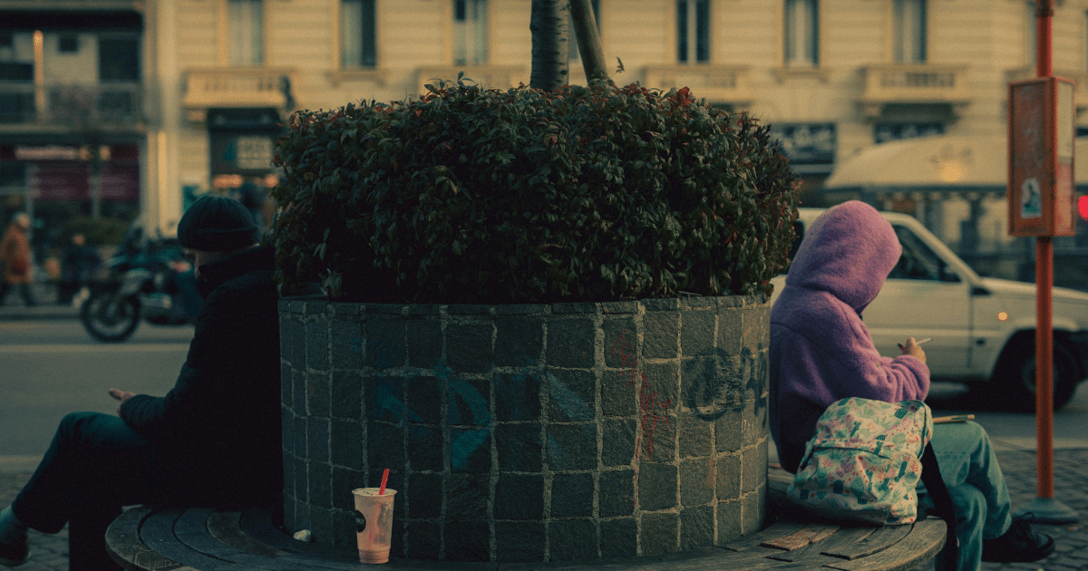 AD_4nXdJ85BLFREZhZA7PtUH2UH-kVj25IpLEyYQIdAIK88lYS_G3VOFL6Enad8kMb-5VgOGC4CbFmHzoZckrkPLR43lpX6oXxBp5as5dZMGcJIp3zgsOczld-Y9uOL8fOzfHsTA41Q3gg - California Mental Health Individuals seated in a public space. Could be a visual representation of dopamine withdrawal symptoms concept.