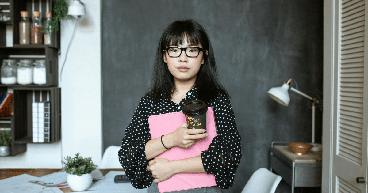 AD_4nXdSR3h4RhqbWgZRitDbX7glJupXPj3LdpQkSZDesKUFnpbz68JTtrVQlStfTPq6TAnnIXAjfNxg6l_Lv1UOKhgtAPpnCVKKxE8S-UGa3MsMhMUi13LZKLVmTD41R1wyRsiu2tY_ - California Mental Health Dopamine Withdrawal: Woman with coffee & pink folder, illustrating managing dopamine levels and potential withdrawal symptoms.