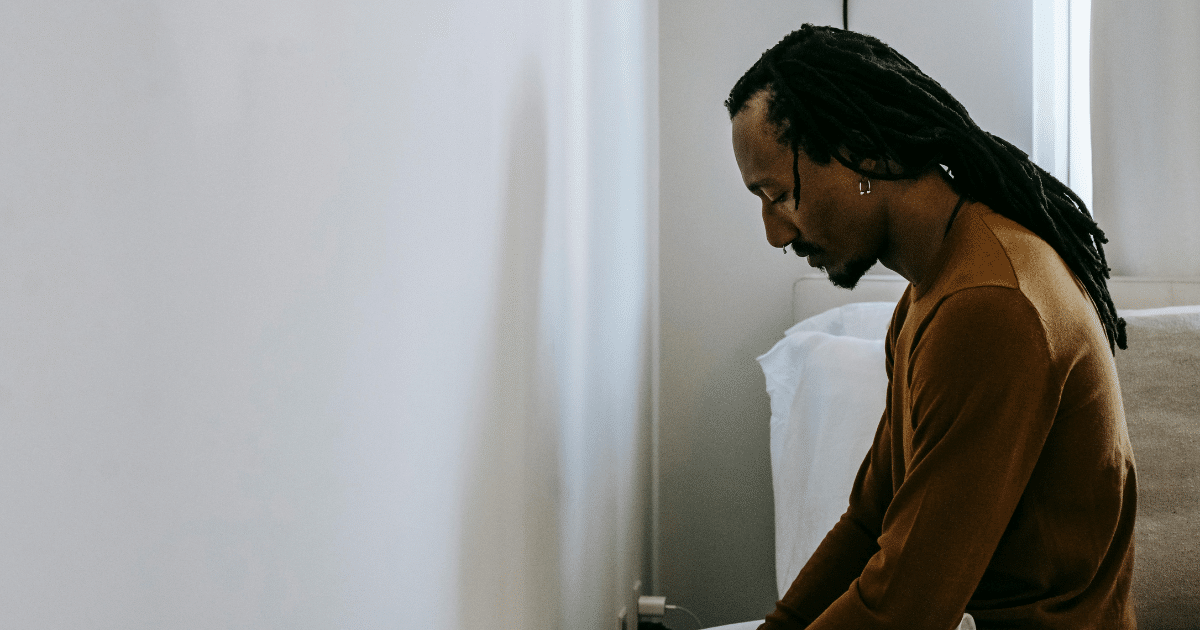 AD_4nXfgGoCfwfjuOUxoMd_Qt79FnnObgIRDOtLbEkxZU1BeVUUgPyZTrYhfLEa4Wt3hCOnuuo6mrtTPrFc3txTUFPHFLd93lUlJh96XngxwiprNtgcGI8x1ObR7Kcb769Ef__luOv3rnw - California Mental Health Introvert deep in thought: A man with dreadlocks contemplates, embodying the traits of an introspective personality type.